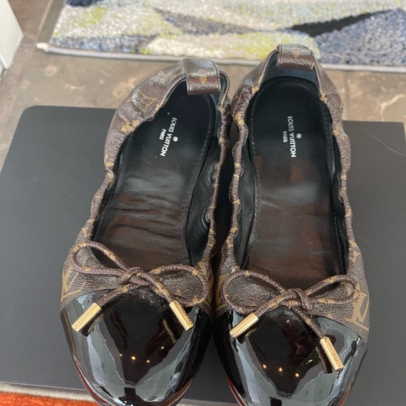 Louis Vuitton shoes. It is beautiful little too tight on me. - Picture 4 of 6